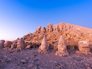 nemrut dağı heykellerinin hikayesi