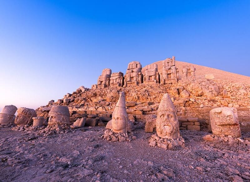 nemrut dağı heykellerinin hikayesi